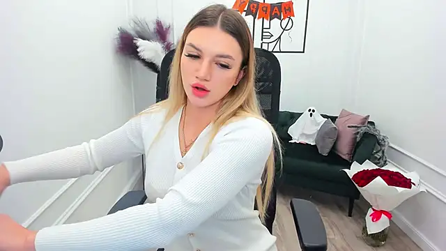 Snapshot of SelenaeMoore chatting on October 25, 7:41 pm SelenaeMoore online show from October 25, 7:41 pm