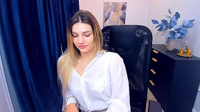 Snapshot of SelenaeMoore chatting on November 11, 3:39 am SelenaeMoore online show from November 11, 3:39 am