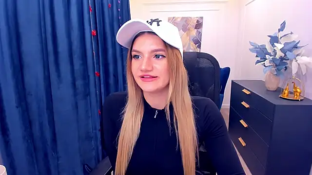 Snapshot of SelenaeMoore chatting on November 13, 7:35 pm SelenaeMoore online show from November 13, 7:35 pm