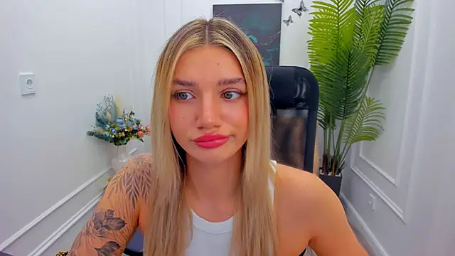 Snapshot of SelenaeMoore chatting on November 21, 4:11 am SelenaeMoore online show from November 21, 4:11 am