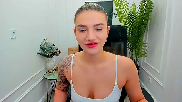 Snapshot of SelenaeMoore chatting on November 25, 4:45 am SelenaeMoore online show from November 25, 4:45 am