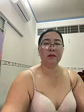 Snapshot of NDith chatting on March 8, 2:40 pm NDith online show from March 8, 2:40 pm