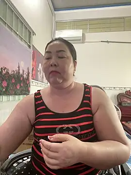 Snapshot of NDith chatting on February 1, 8:02 am NDith online show from February 1, 8:02 am