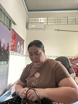 Snapshot of NDith chatting on February 12, 1:33 am NDith online show from February 12, 1:33 am