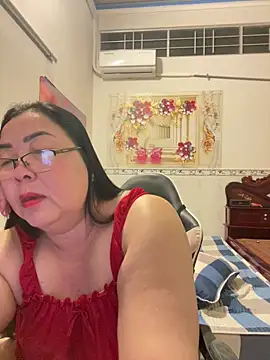 Snapshot of NDith chatting on February 17, 6:14 pm NDith online show from February 17, 6:14 pm