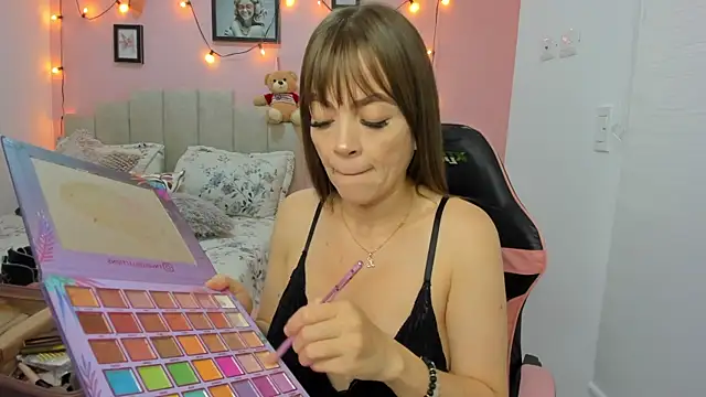 emilyharrix online show from October 25, 4:46 pm