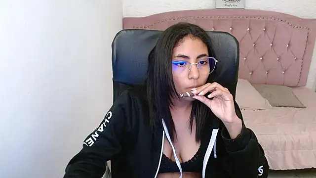 shaneelle online show from February 28, 6:21 am