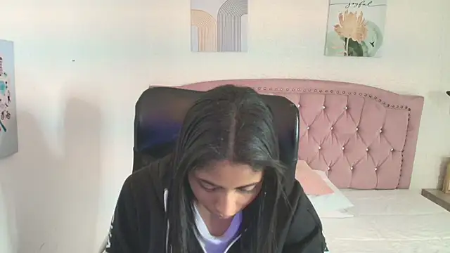 shaneelle online show from September 12, 3:06 am