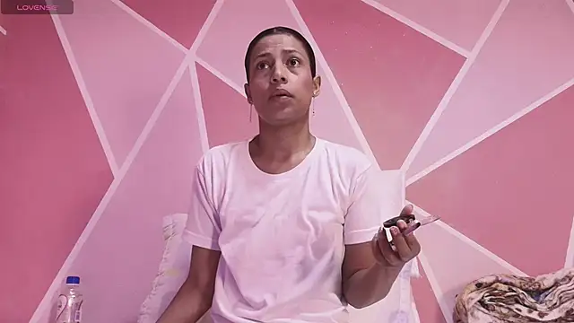 sara linares online show from December 3, 5:48 am