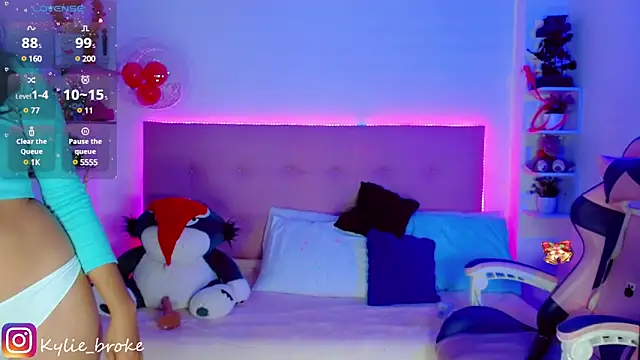 Kylie brokee online show from December 19, 3:18 am