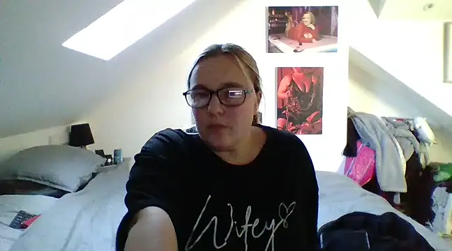 Snapshot of scrummymummy2 chatting on December 19, 1:29 pm scrummymummy2 online show from December 19, 1:29 pm