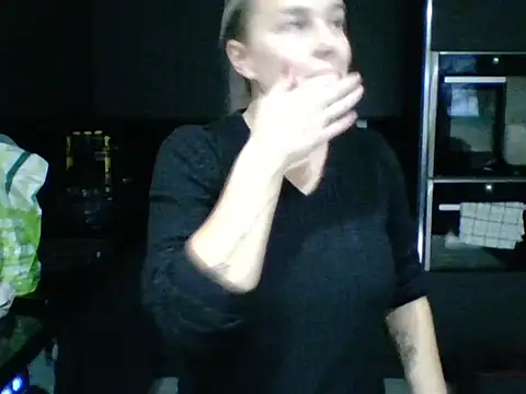 Snapshot of scrummymummy2 chatting on December 16, 9:25 am scrummymummy2 online show from December 16, 9:25 am