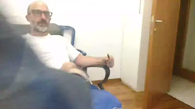 Snapshot of newsimo74 chatting on October 5, 4:33 am newsimo74 online show from October 5, 4:33 am