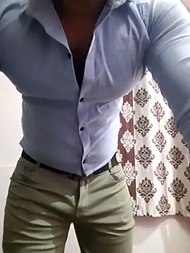 Snapshot of Guyinshortss chatting on March 23, 8:13 pm Guyinshortss online show from March 23, 8:13 pm