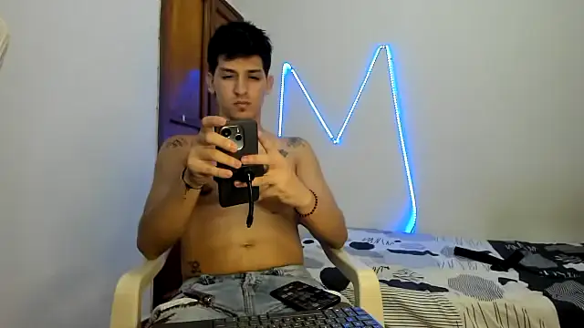 Snapshot of MasterSEX420 chatting on November 10, 1:37 am MasterSEX420 online show from November 10, 1:37 am