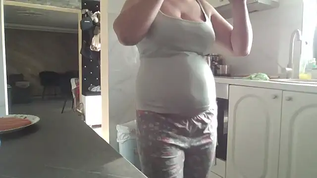 Snapshot of milfmomxx chatting on February 6, 10:48 am milfmomxx online show from February 6, 10:48 am