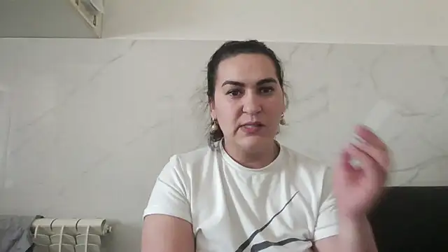 Snapshot of milfmomxx chatting on March 22, 10:39 am milfmomxx online show from March 22, 10:39 am