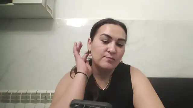 Snapshot of milfmomxx chatting on September 25, 9:35 am milfmomxx online show from September 25, 9:35 am