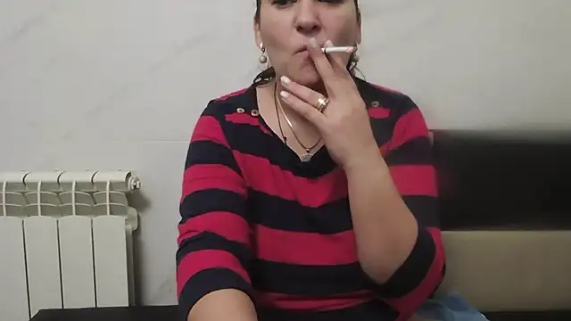 Snapshot of milfmomxx chatting on November 21, 6:12 am milfmomxx online show from November 21, 6:12 am