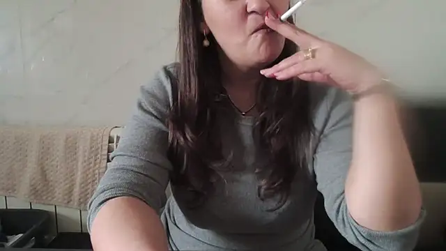 Snapshot of milfmomxx chatting on December 17, 10:54 am milfmomxx online show from December 17, 10:54 am