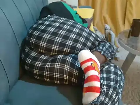 Snapshot of leslysexygirl chatting on December 2, 5:13 am leslysexygirl online show from December 2, 5:13 am