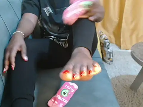 Snapshot of leslysexygirl chatting on December 15, 6:17 am leslysexygirl online show from December 15, 6:17 am