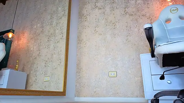 Snapshot of AlessiaLondon chatting on November 8, 2:56 am AlessiaLondon online show from November 8, 2:56 am