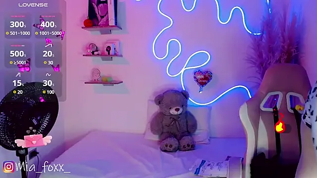 Snapshot of Mia_foxx_ chatting on March 12, 9:03 pm Mia foxx online show from March 12, 9:03 pm