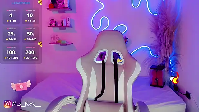 Snapshot of Mia_foxx_ chatting on March 18, 9:10 pm Mia foxx online show from March 18, 9:10 pm