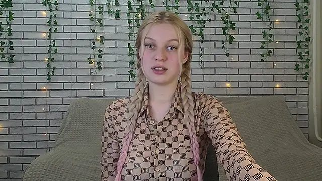 Snapshot of EmiliaDuchess chatting on December 13, 5:10 pm EmiliaDuchess online show from December 13, 5:10 pm