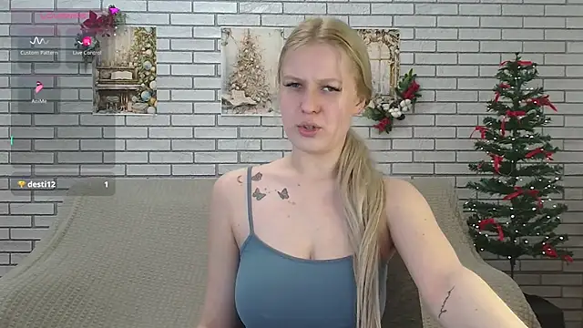 Snapshot of EmiliaDuchess chatting on December 30, 3:02 pm EmiliaDuchess online show from December 30, 3:02 pm