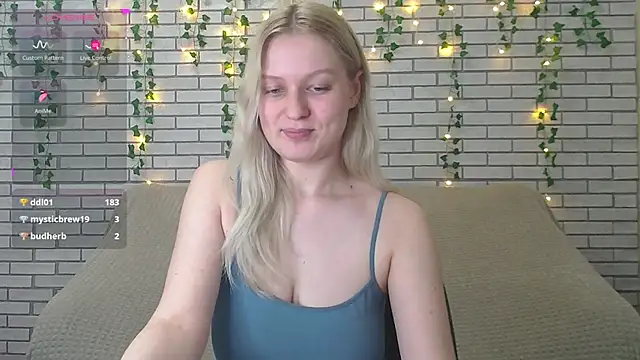Snapshot of EmiliaDuchess chatting on February 8, 9:35 am EmiliaDuchess online show from February 8, 9:35 am