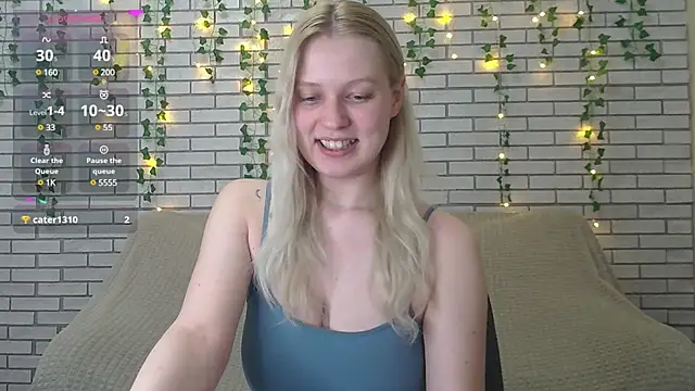 Snapshot of EmiliaDuchess chatting on February 8, 2:38 pm EmiliaDuchess online show from February 8, 2:38 pm