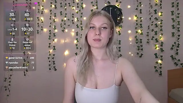 Snapshot of EmiliaDuchess chatting on March 6, 1:03 pm EmiliaDuchess online show from March 6, 1:03 pm