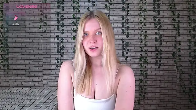 Snapshot of EmiliaDuchess chatting on October 11, 11:42 am EmiliaDuchess online show from October 11, 11:42 am