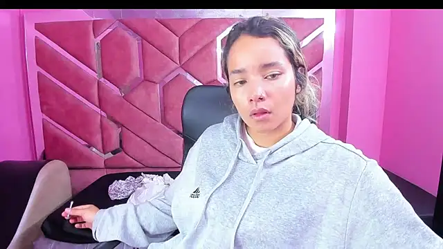 Snapshot of Olivia_Fox69 chatting on February 11, 3:40 am Olivia Fox69 online show from February 11, 3:40 am