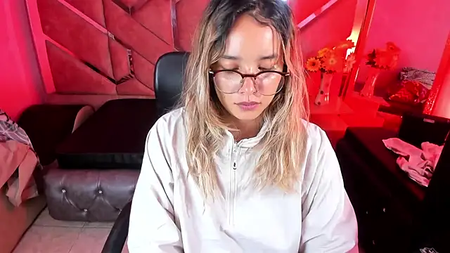 Snapshot of Olivia_Fox69 chatting on November 4, 3:27 am Olivia Fox69 online show from November 4, 3:27 am