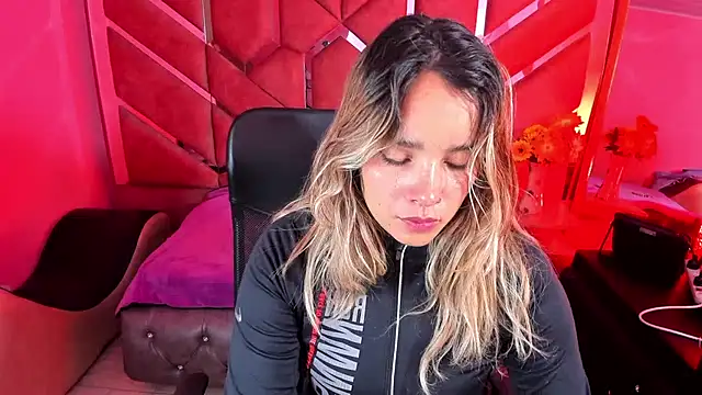 Snapshot of Olivia_Fox69 chatting on November 7, 2:22 am Olivia Fox69 online show from November 7, 2:22 am