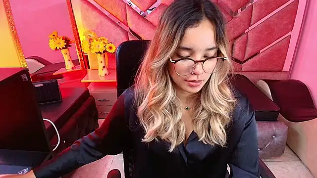 Snapshot of Olivia_Fox69 chatting on November 10, 4:44 am Olivia Fox69 online show from November 10, 4:44 am