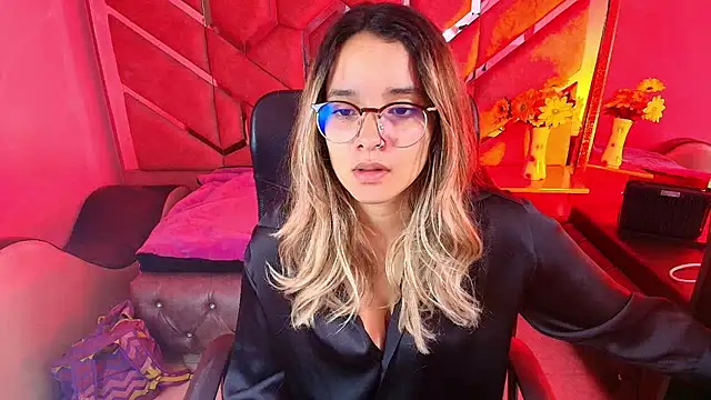 Snapshot of Olivia_Fox69 chatting on November 11, 3:17 am Olivia Fox69 online show from November 11, 3:17 am