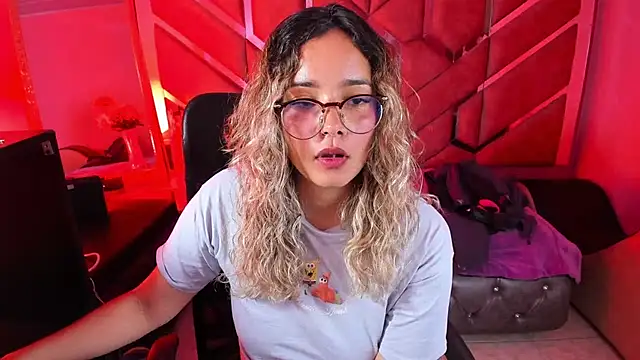 Snapshot of Olivia_Fox69 chatting on November 15, 4:10 am Olivia Fox69 online show from November 15, 4:10 am