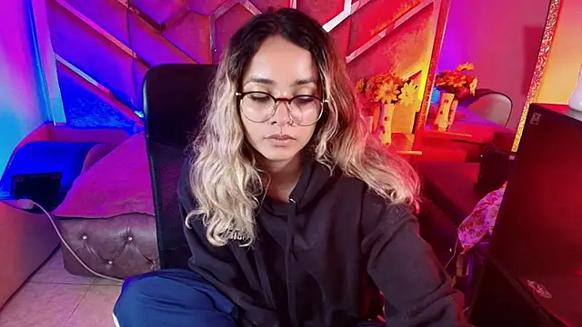 Snapshot of Olivia_Fox69 chatting on November 20, 3:18 am Olivia Fox69 online show from November 20, 3:18 am