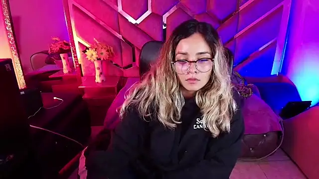 Snapshot of Olivia_Fox69 chatting on November 21, 3:38 am Olivia Fox69 online show from November 21, 3:38 am