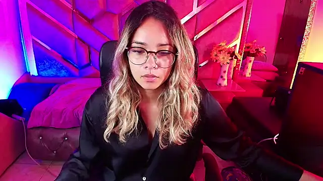 Snapshot of Olivia_Fox69 chatting on November 23, 3:39 am Olivia Fox69 online show from November 23, 3:39 am