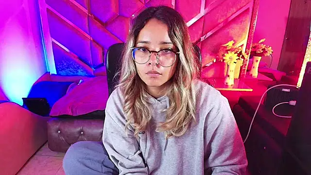 Snapshot of Olivia_Fox69 chatting on November 24, 4:01 am Olivia Fox69 online show from November 24, 4:01 am