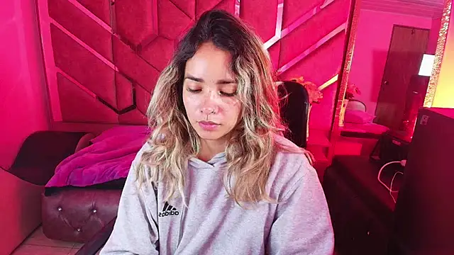 Snapshot of Olivia_Fox69 chatting on November 25, 3:50 am Olivia Fox69 online show from November 25, 3:50 am