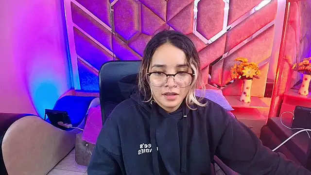 Snapshot of Olivia_Fox69 chatting on December 16, 3:55 am Olivia Fox69 online show from December 16, 3:55 am