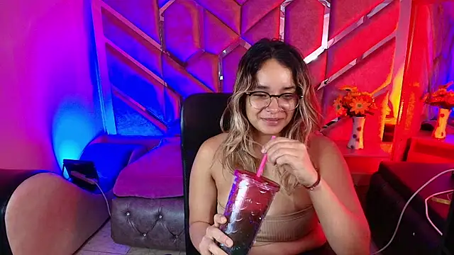 Snapshot of Olivia_Fox69 chatting on December 18, 3:56 am Olivia Fox69 online show from December 18, 3:56 am