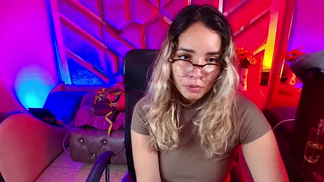 Snapshot of Olivia_Fox69 chatting on December 22, 3:58 am Olivia Fox69 online show from December 22, 3:58 am