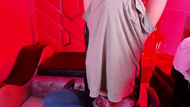 Snapshot of Olivia_Fox69 chatting on February 2, 5:06 am Olivia Fox69 online show from February 2, 5:06 am